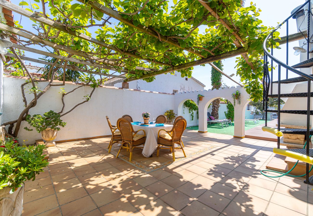Villa in Empuriabrava - 0149-VALIRA House at the canal with pool and mooring