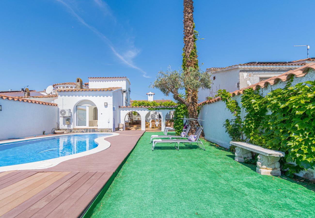 Villa in Empuriabrava - 0149-VALIRA House at the canal with pool and mooring