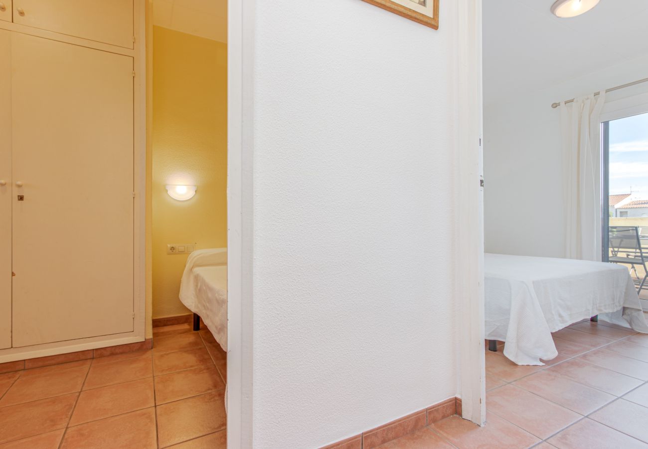 Apartment in Empuriabrava - 0147-PORT SOTAVENT Apartment with canal view and pool