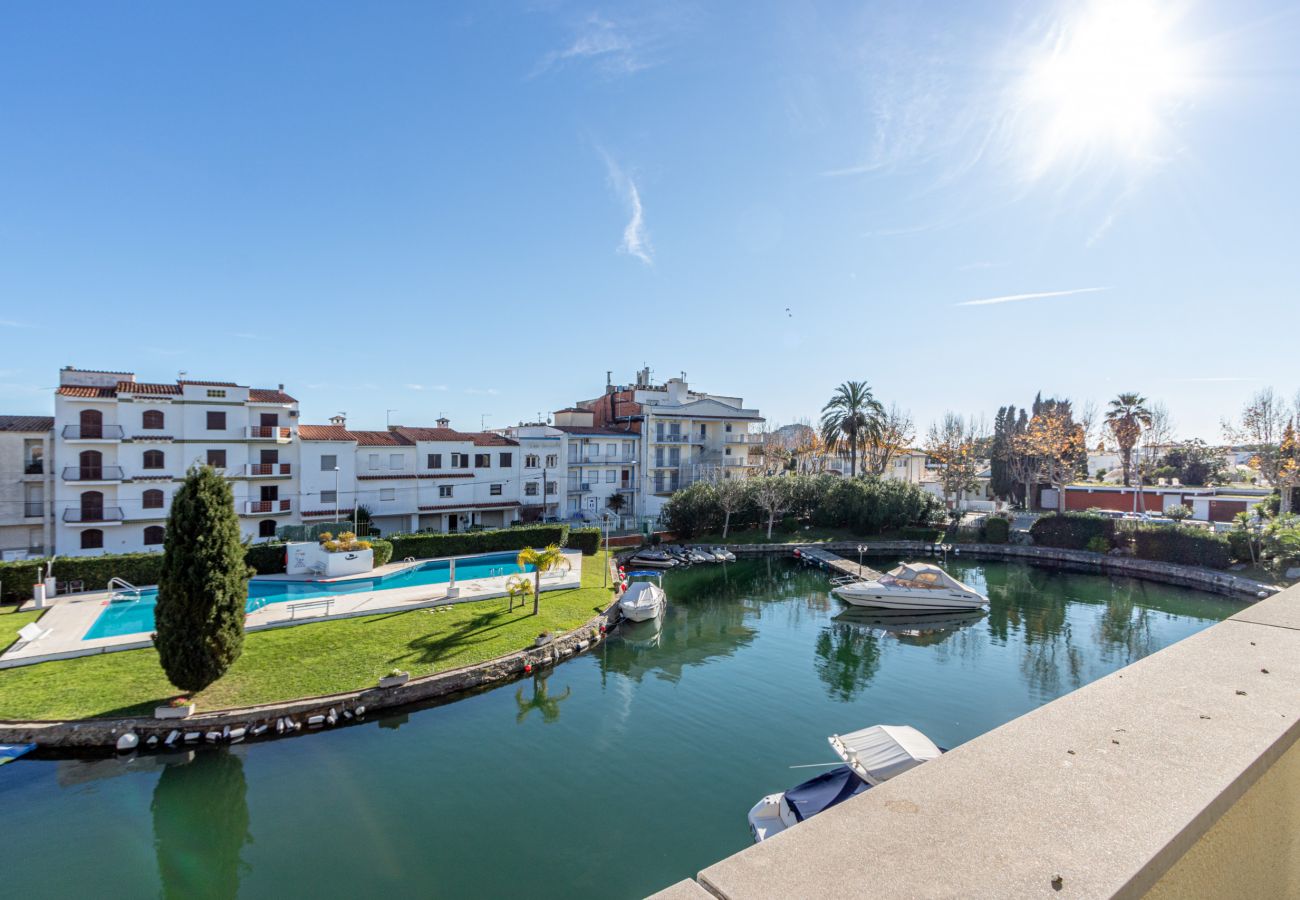 Apartment in Empuriabrava - 0147-PORT SOTAVENT Apartment with canal view and pool