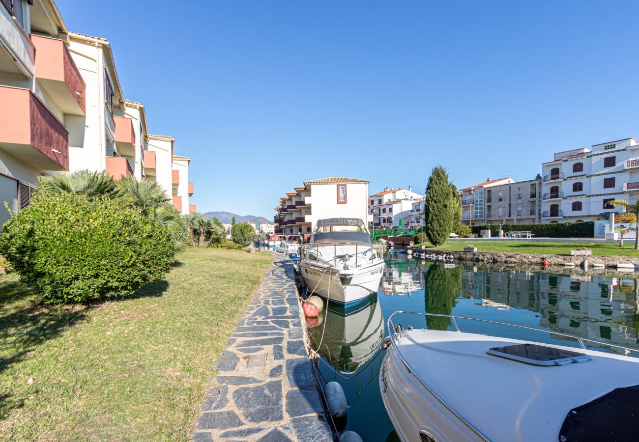 Apartment in Empuriabrava - 0147-PORT SOTAVENT Apartment with canal view and pool