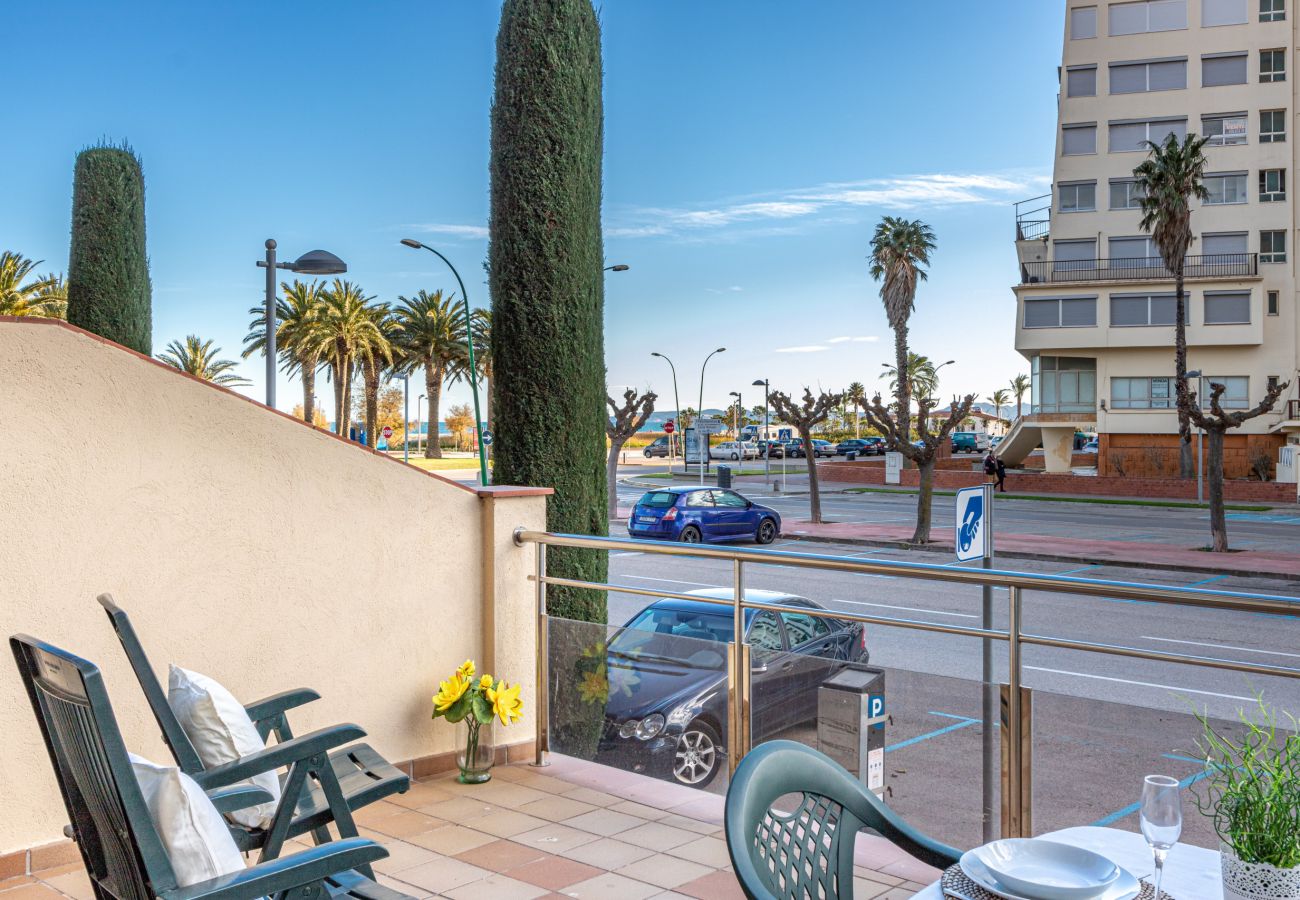 Apartment in Empuriabrava - 0088-MIRABLAU Apartment with side views of the beach