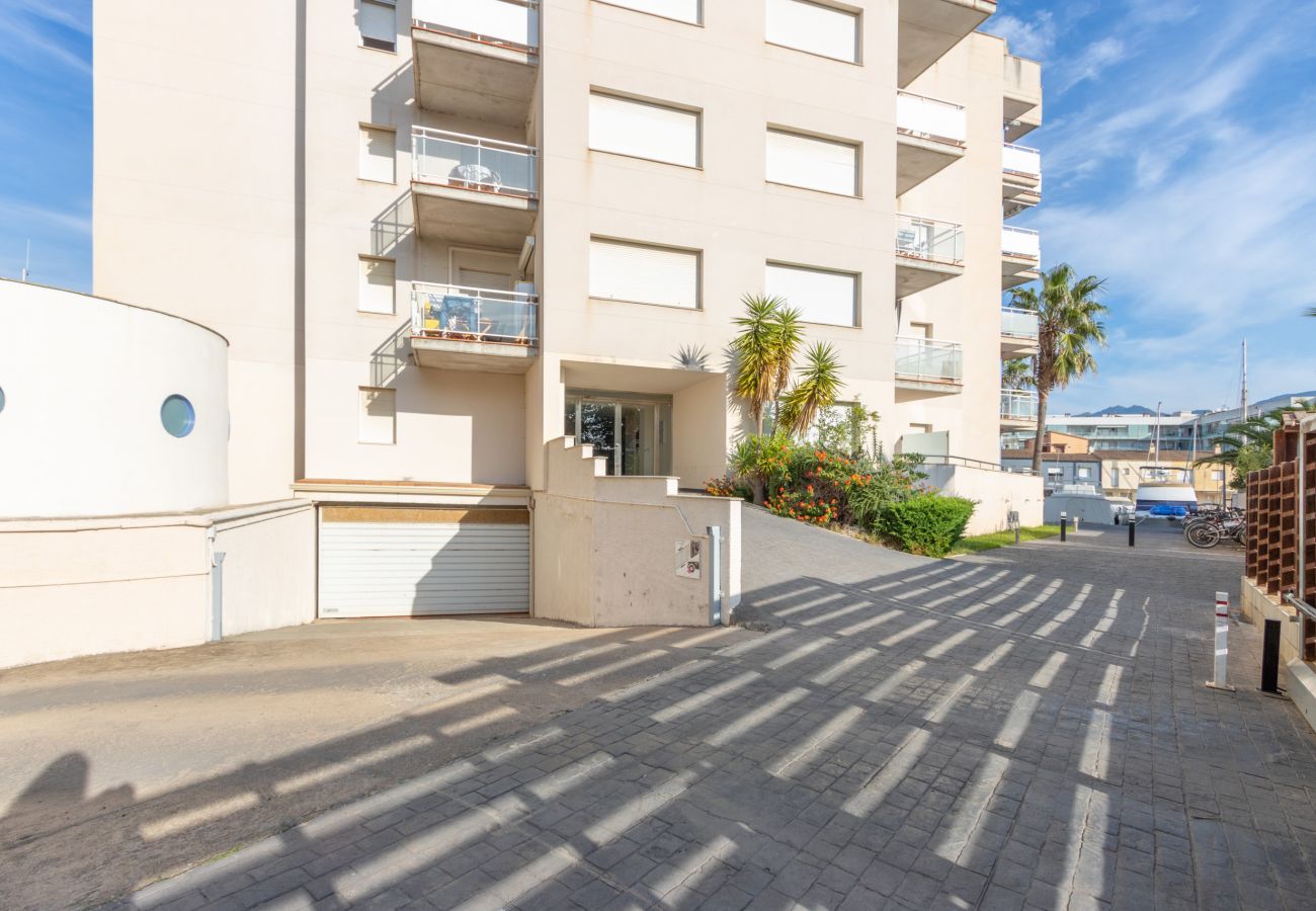 Apartment in Rosas / Roses - 2005-PORT CANIGO Apartment with community pool and canal view 