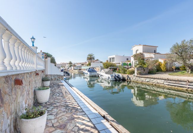 Villa à Empuriabrava - 0038-CREUS Maison au canal avec piscine et amarrage Villa à Empuriabrava - 0038-CREUS Maison au canal avec piscine et amarrage