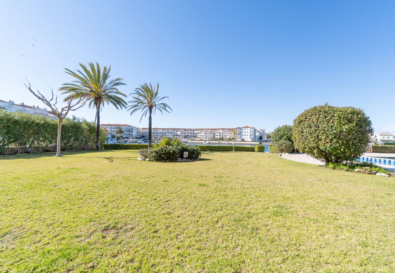 Appartement à Empuriabrava - 0137-SANT MAURICI Appartement avec vue sur le canal et piscine