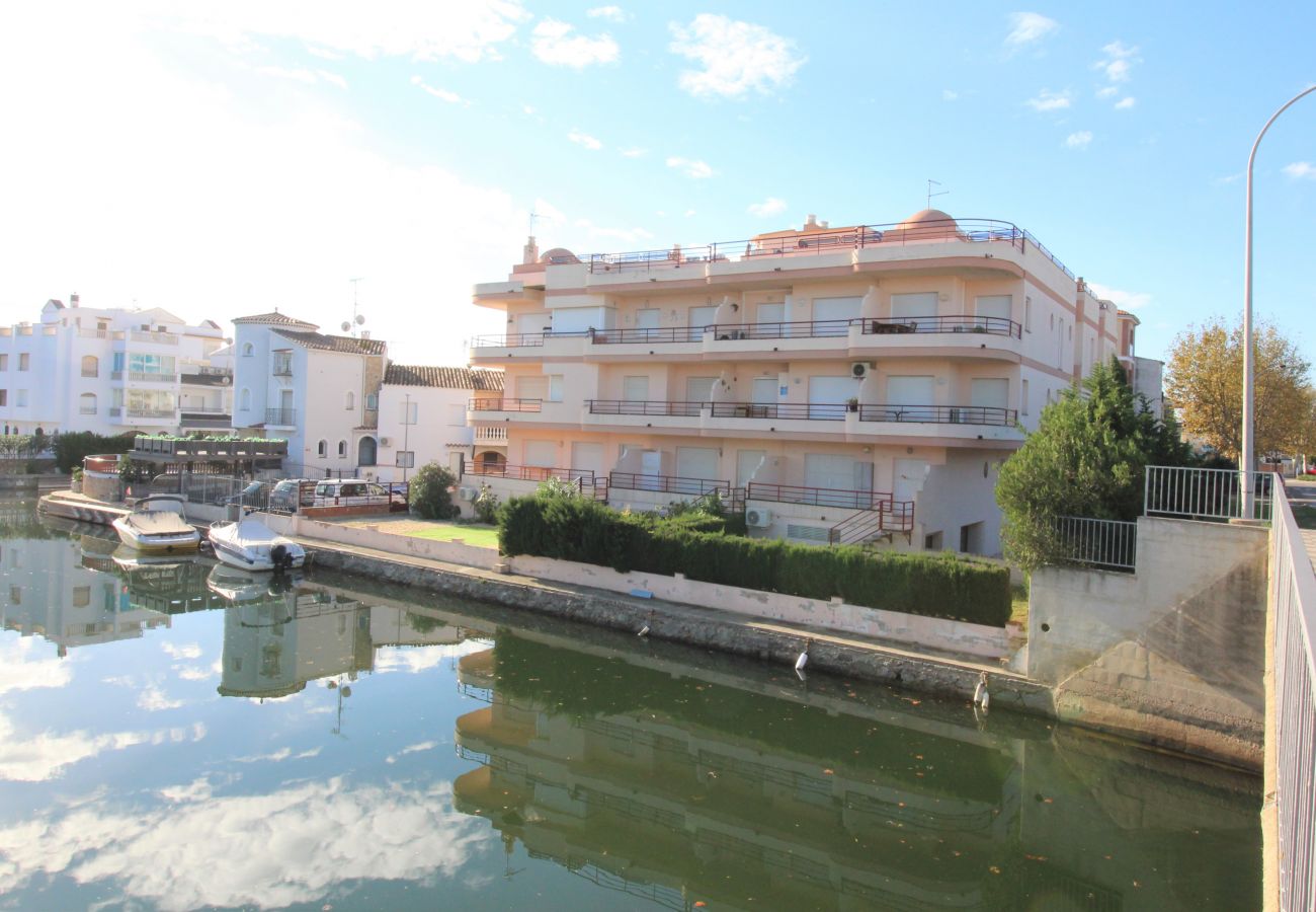 Appartement à Empuriabrava - 0138-LES DUNES Appartement au canal avec grande terrasse et parking