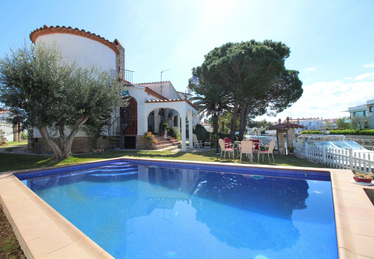Villa à Empuriabrava - 0051-TORDERA Maison au canal avec piscine, jardin et amarrage