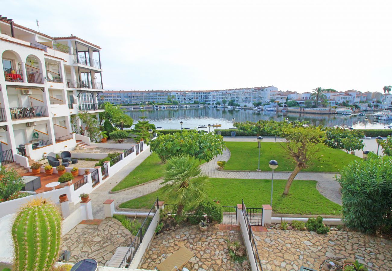 Appartement à Empuriabrava - 0185-SANT MAURICI Appartement avec piscine communautaire et vue sur le canal 