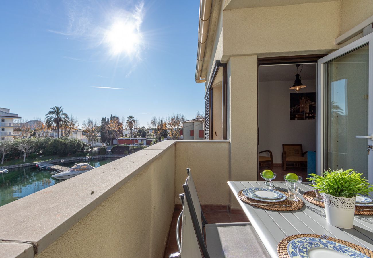 Appartement à Empuriabrava - 0147-PORT SOTAVENT Appartement avec vue sur le canal et piscine