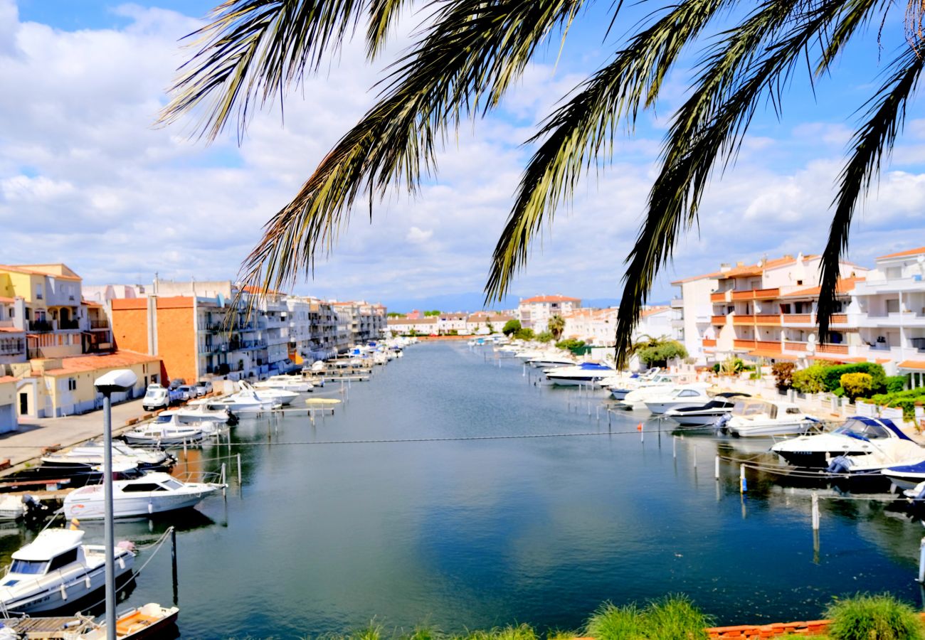 Appartement à Empuriabrava - 0147-PORT SOTAVENT Appartement avec vue sur le canal et piscine