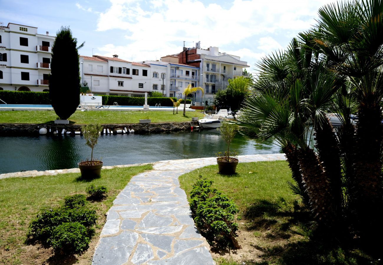 Appartement à Empuriabrava - 0147-PORT SOTAVENT Appartement avec vue sur le canal et piscine