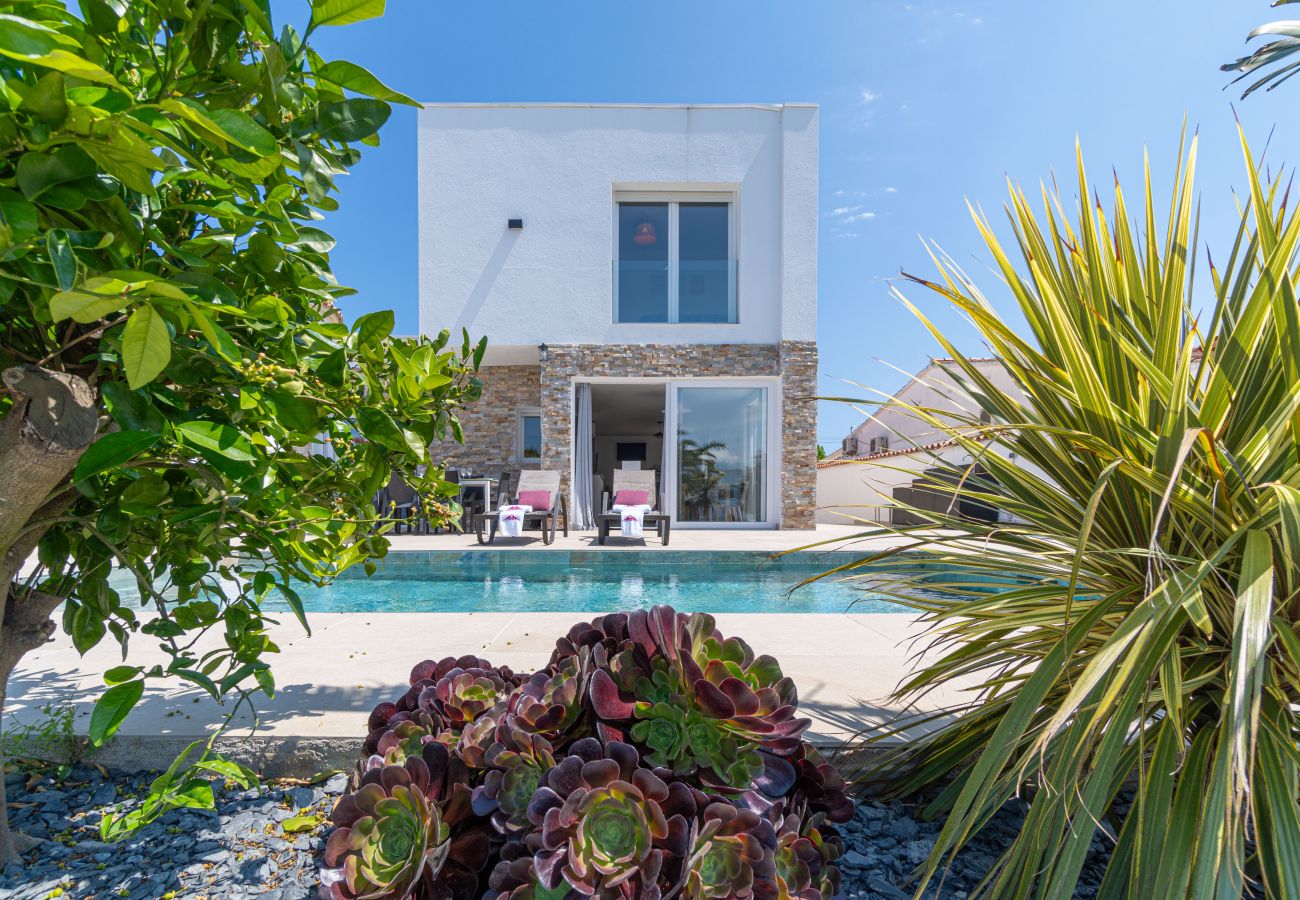 Villa à Empuriabrava - 0040-CAP RAS Maison au canal avec piscine et amarrage
