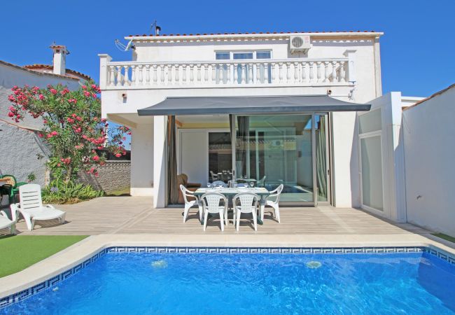 Villa in Empuriabrava - 0125-MONTGRI Huis met privé-zwembad en wifi