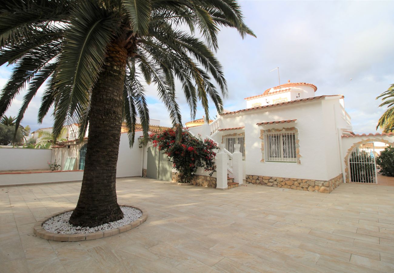 Villa in Empuriabrava - 0108-LLOBREGAT Huis aan het kanaal met zwembad en aanlegplaats