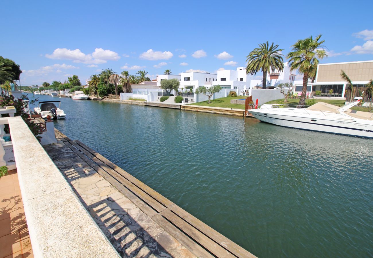 Villa in Empuriabrava - 0108-LLOBREGAT Huis aan het kanaal met zwembad en aanlegplaats