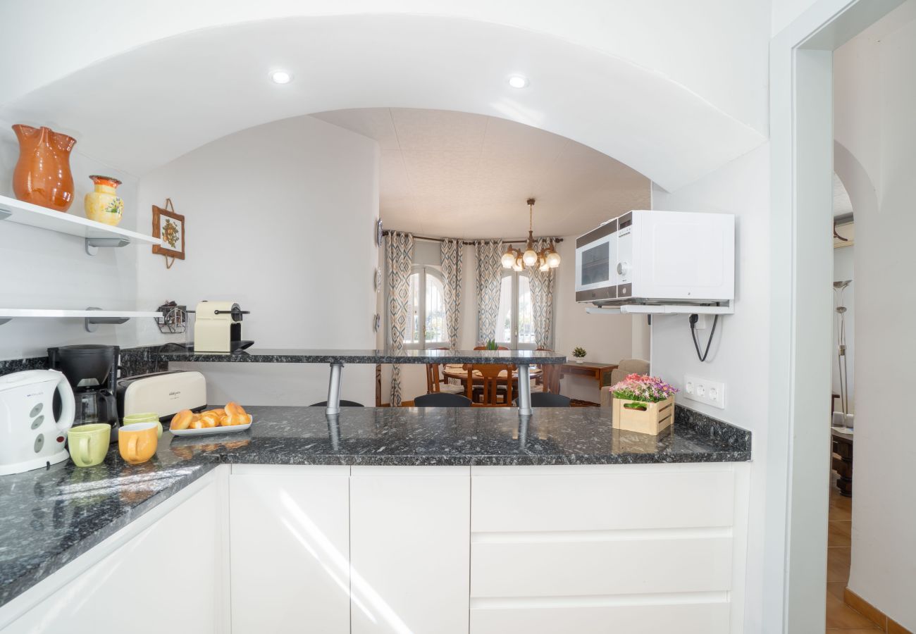 Villa in Empuriabrava - 0108-LLOBREGAT Huis aan het kanaal met zwembad en aanlegplaats