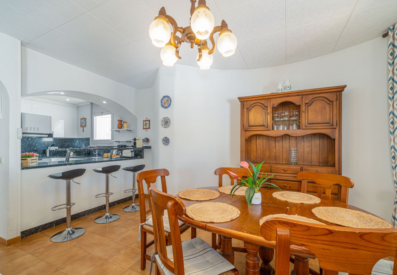 Villa in Empuriabrava - 0108-LLOBREGAT Huis aan het kanaal met zwembad en aanlegplaats