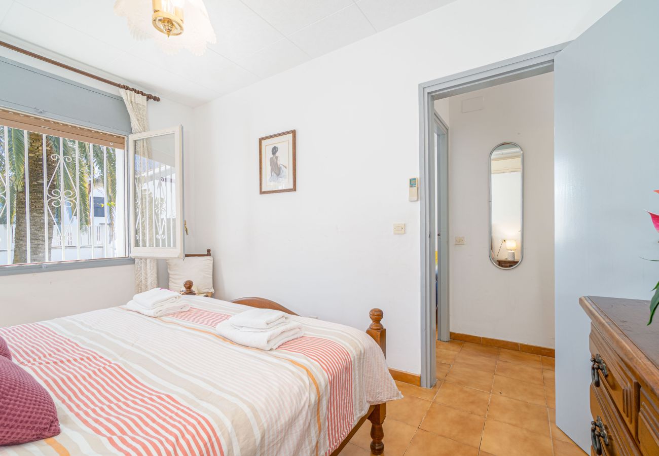 Villa in Empuriabrava - 0108-LLOBREGAT Huis aan het kanaal met zwembad en aanlegplaats