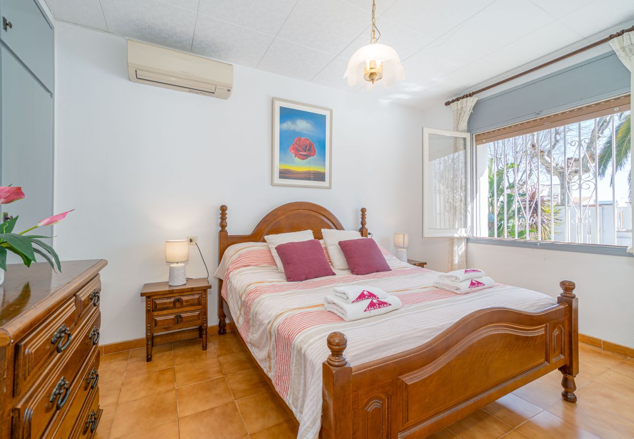 Villa in Empuriabrava - 0108-LLOBREGAT Huis aan het kanaal met zwembad en aanlegplaats