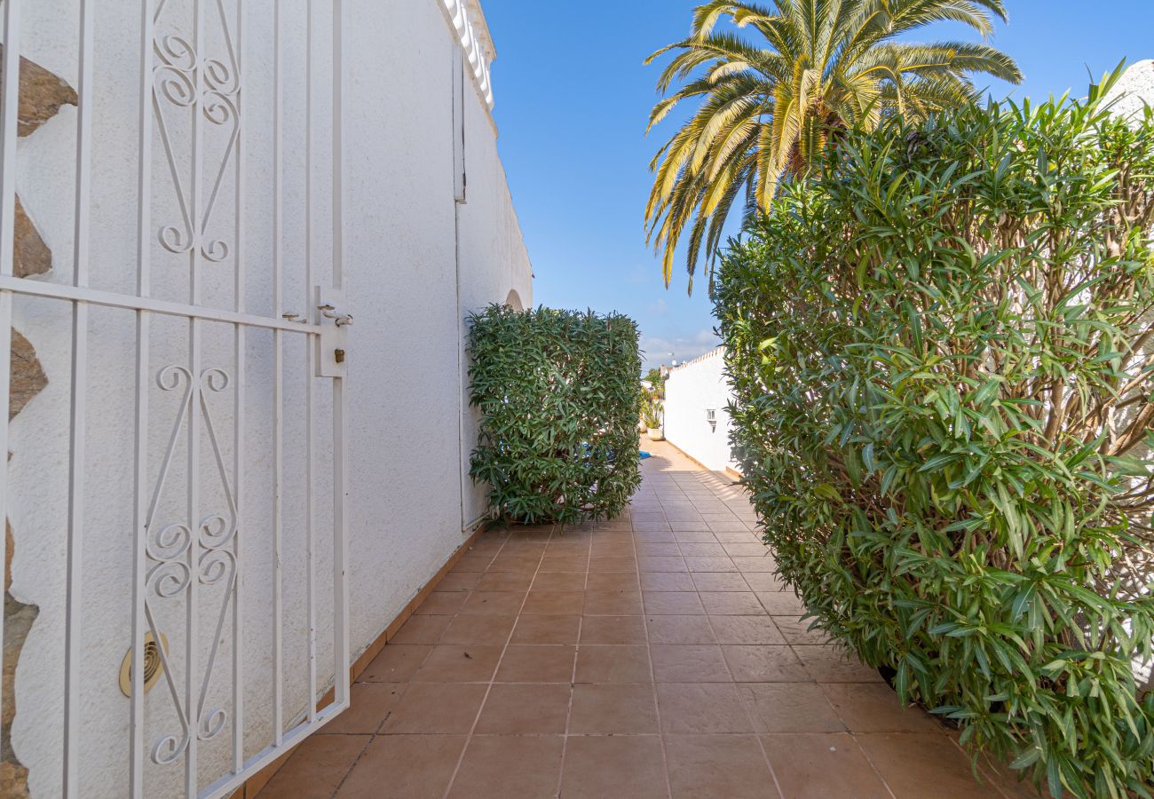 Villa in Empuriabrava - 0108-LLOBREGAT Huis aan het kanaal met zwembad en aanlegplaats