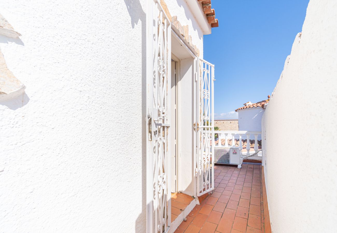 Villa in Empuriabrava - 0108-LLOBREGAT Huis aan het kanaal met zwembad en aanlegplaats