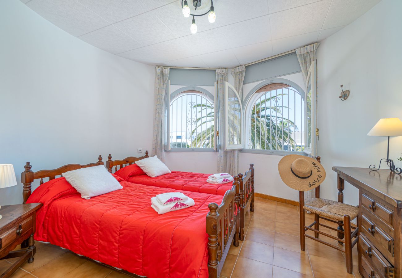 Villa in Empuriabrava - 0108-LLOBREGAT Huis aan het kanaal met zwembad en aanlegplaats