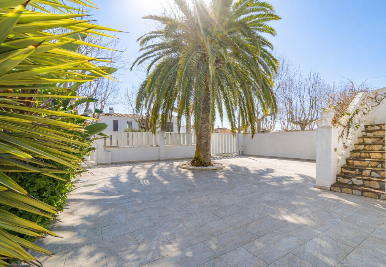 Villa in Empuriabrava - 0108-LLOBREGAT Huis aan het kanaal met zwembad en aanlegplaats