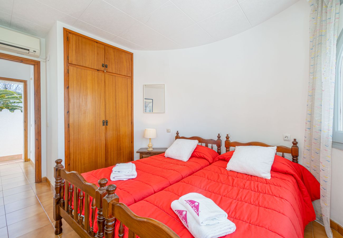 Villa in Empuriabrava - 0108-LLOBREGAT Huis aan het kanaal met zwembad en aanlegplaats