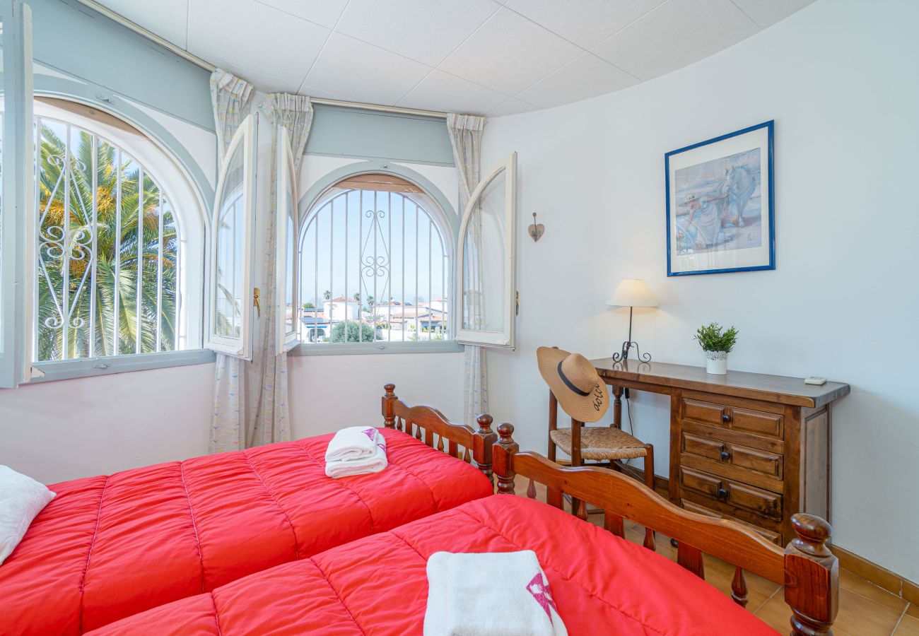 Villa in Empuriabrava - 0108-LLOBREGAT Huis aan het kanaal met zwembad en aanlegplaats