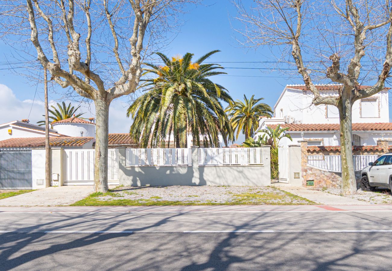 Villa in Empuriabrava - 0108-LLOBREGAT Huis aan het kanaal met zwembad en aanlegplaats