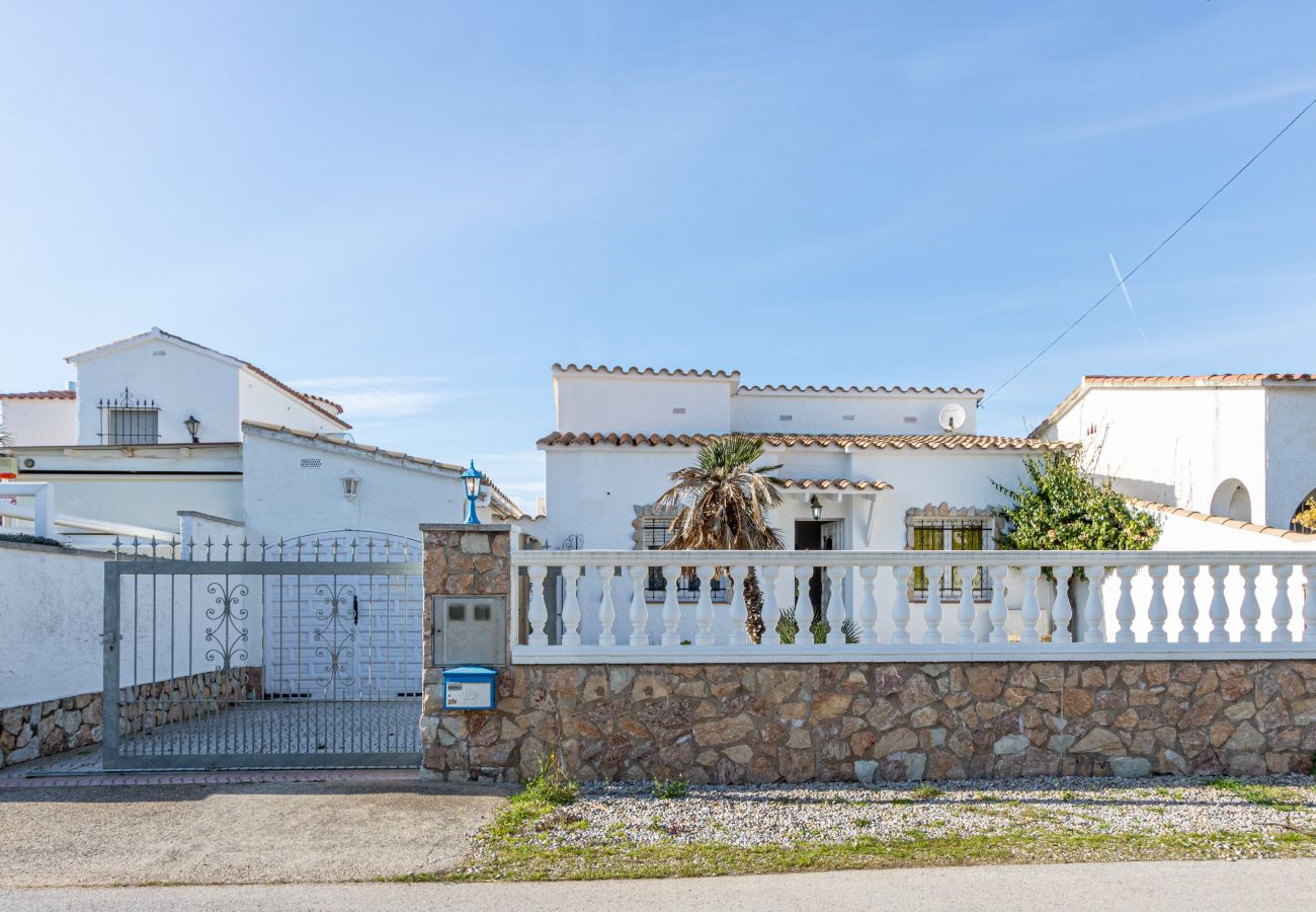 Villa in Empuriabrava - 0038-CREUS Huis aan kanaal met zwembad en aanlegplaats