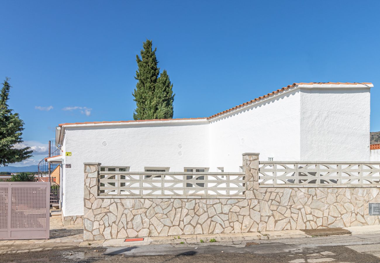 Villa in Rosas / Roses - 2029-GRECS Roses Huis met wifi, Smart TV, tuin en parkeerplaats