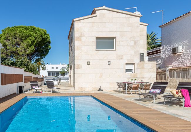 Villa in Empuriabrava - 0031-TER Huis aan kanaal met zwembad, aanlegplaats en studio