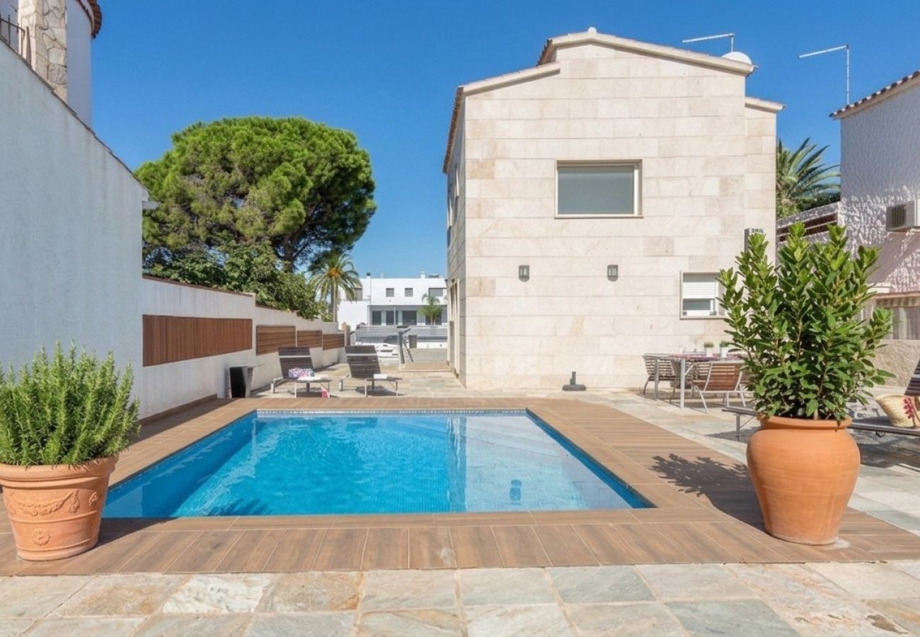 Villa in Empuriabrava - 0031-TER Huis aan kanaal met zwembad, aanlegplaats en studio