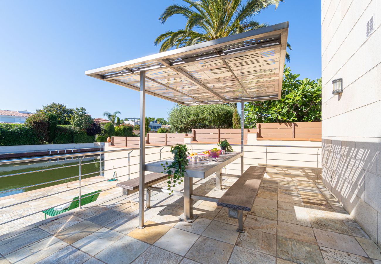 Villa in Empuriabrava - 0031-TER Huis aan kanaal met zwembad, aanlegplaats en studio