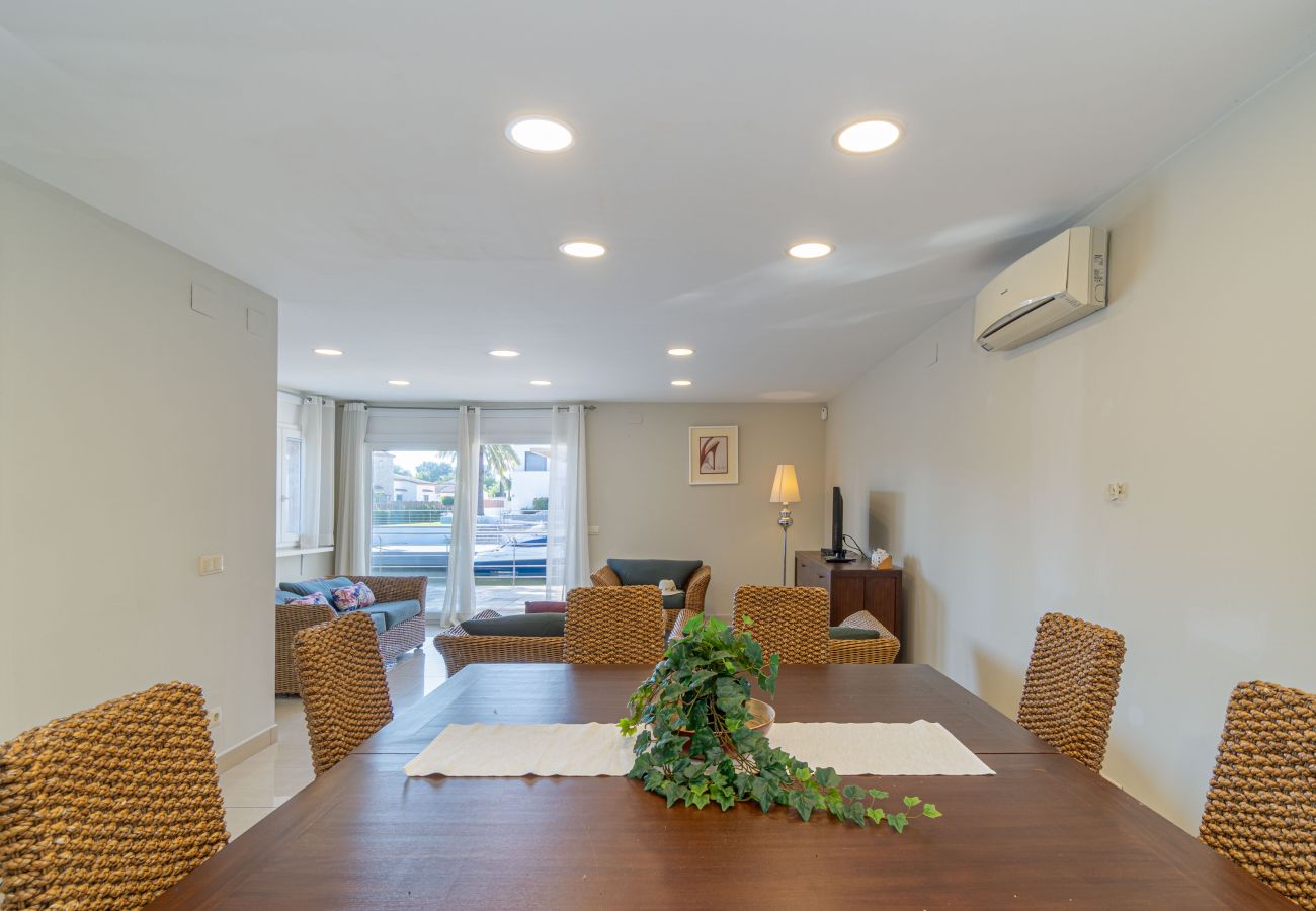 Villa in Empuriabrava - 0031-TER Huis aan kanaal met zwembad, aanlegplaats en studio