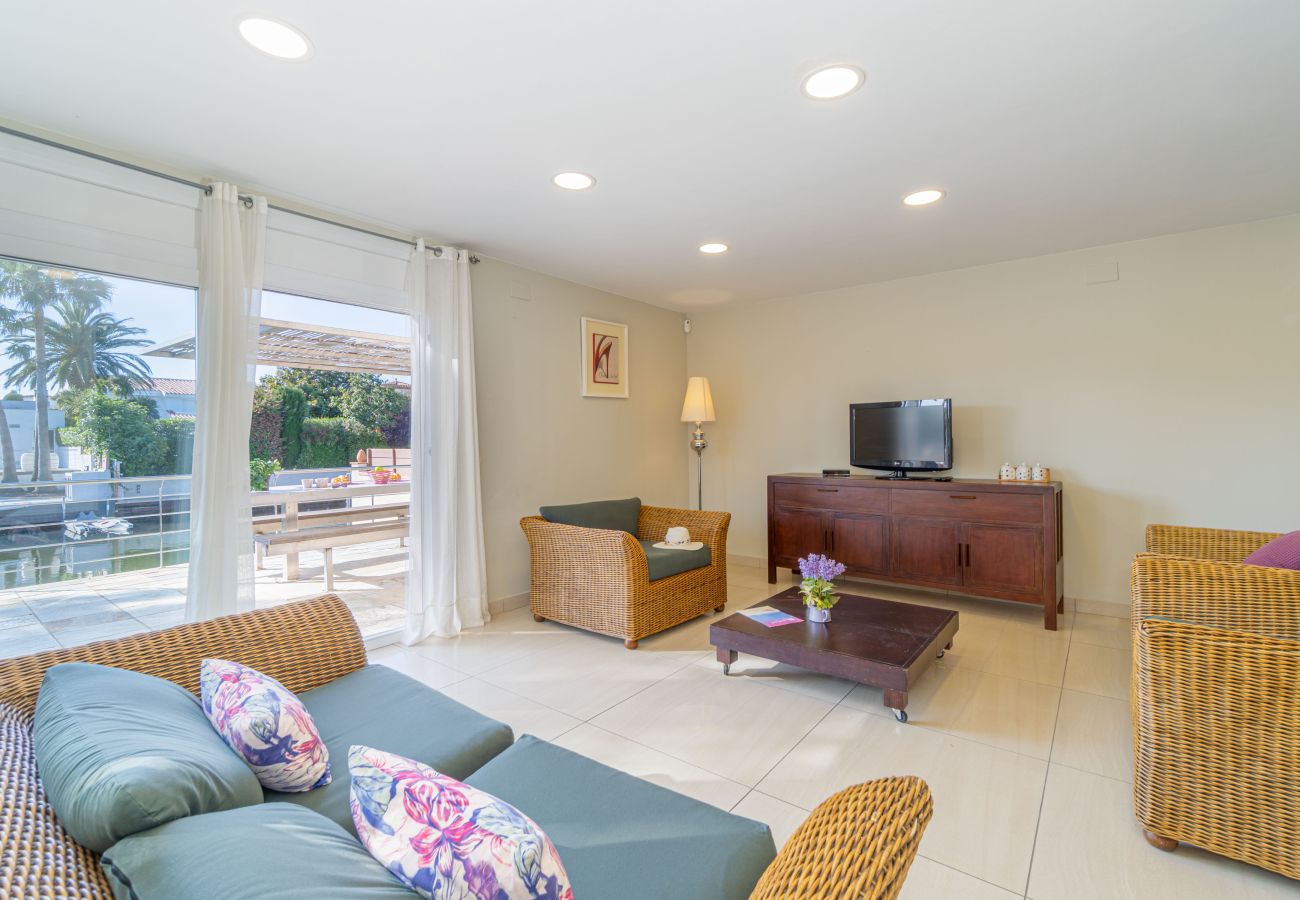 Villa in Empuriabrava - 0031-TER Huis aan kanaal met zwembad, aanlegplaats en studio