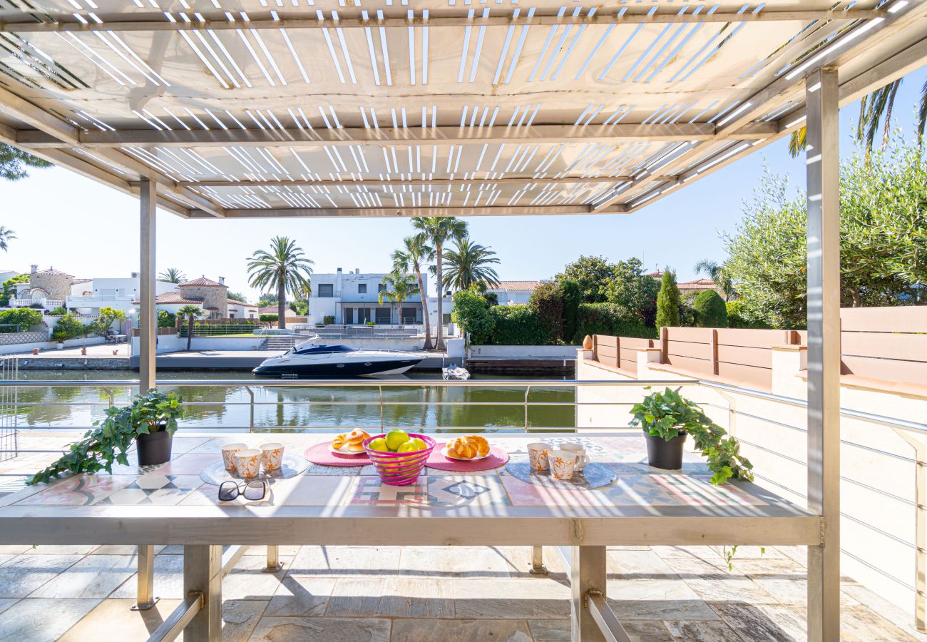 Villa in Empuriabrava - 0031-TER Huis aan kanaal met zwembad, aanlegplaats en studio