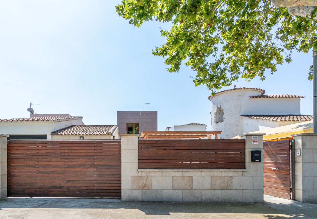 Villa in Empuriabrava - 0106-LLOBREGAT Huis aan het kanaal met zwembad en aanlegplaats