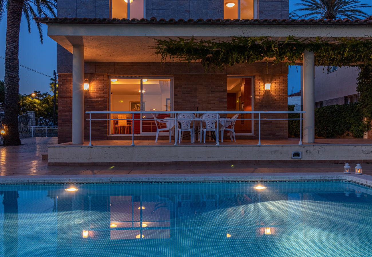 Villa in Empuriabrava - 0145-PANI Huis aan kanaal met zwembad en aanlegplaats