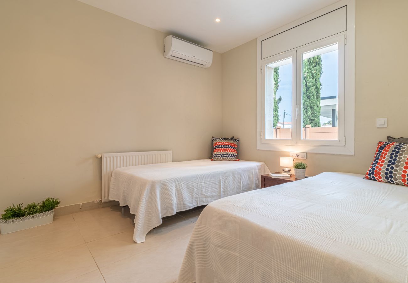 Villa in Empuriabrava - 0141-PANI Huis aan kanaal met zwembad en aanlegplaats