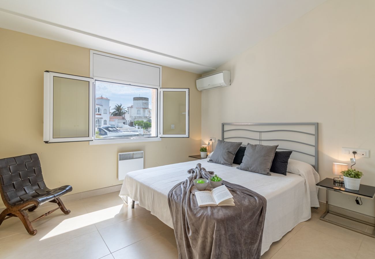 Villa in Empuriabrava - 0141-PANI Huis aan kanaal met zwembad en aanlegplaats