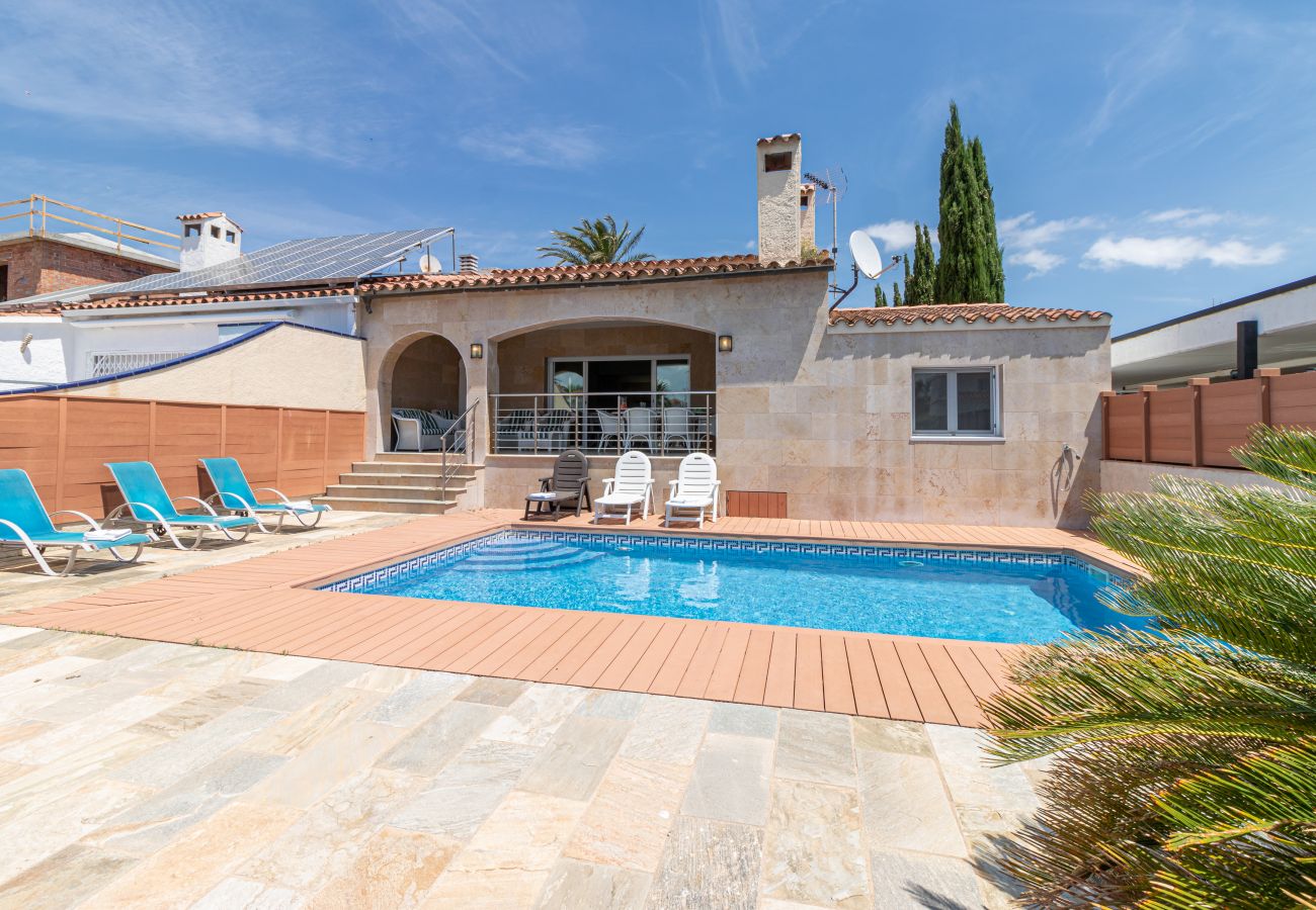 Villa in Empuriabrava - 0141-PANI Huis aan kanaal met zwembad en aanlegplaats