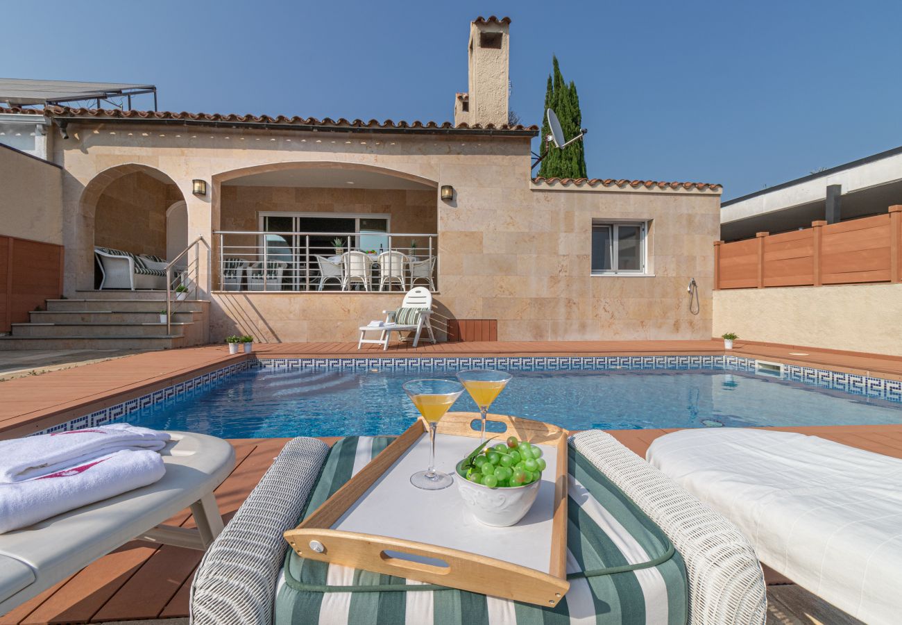 Villa in Empuriabrava - 0141-PANI Huis aan kanaal met zwembad en aanlegplaats