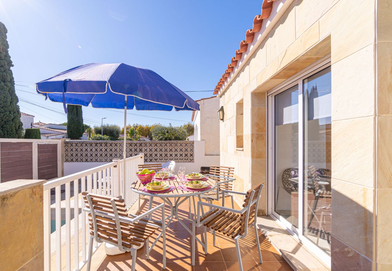 Villa in Empuriabrava - 0034-NOGUERA Huisje met klein zwembad