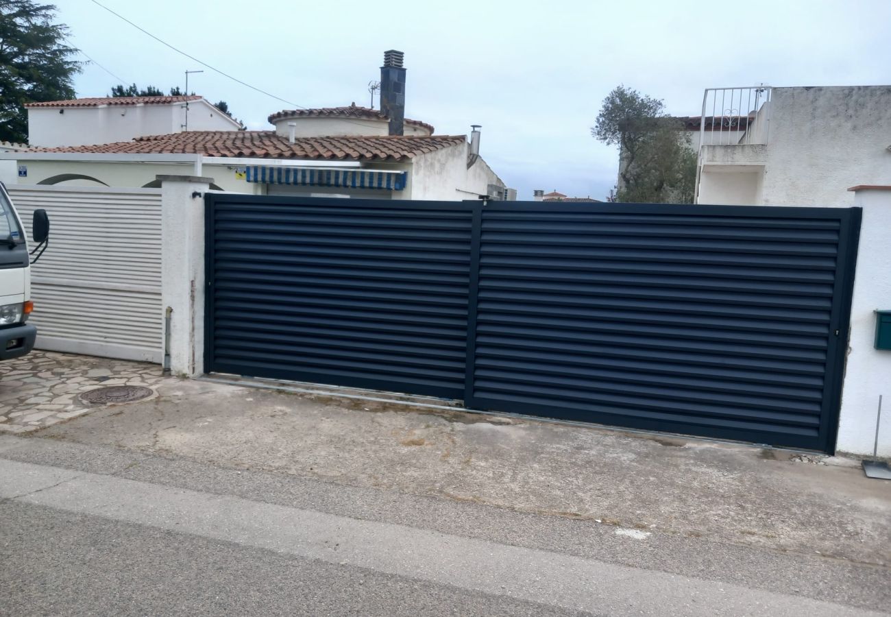 Villa in Empuriabrava - 0042-FLAMICELL Huis aan het kanaal met zwembad