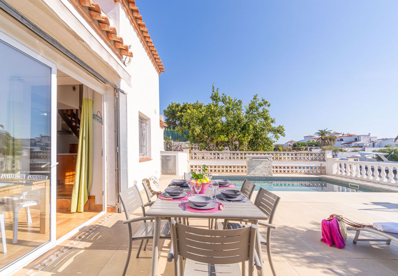 Villa in Empuriabrava - 0042-FLAMICELL Huis aan het kanaal met zwembad