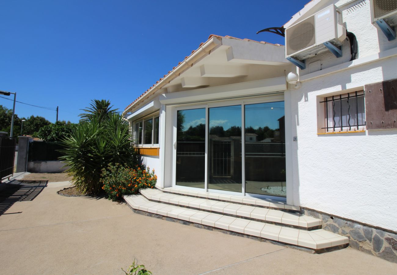 Villa in Empuriabrava - 0032-CARLIT Huis met tuin en 3 slaapkamers