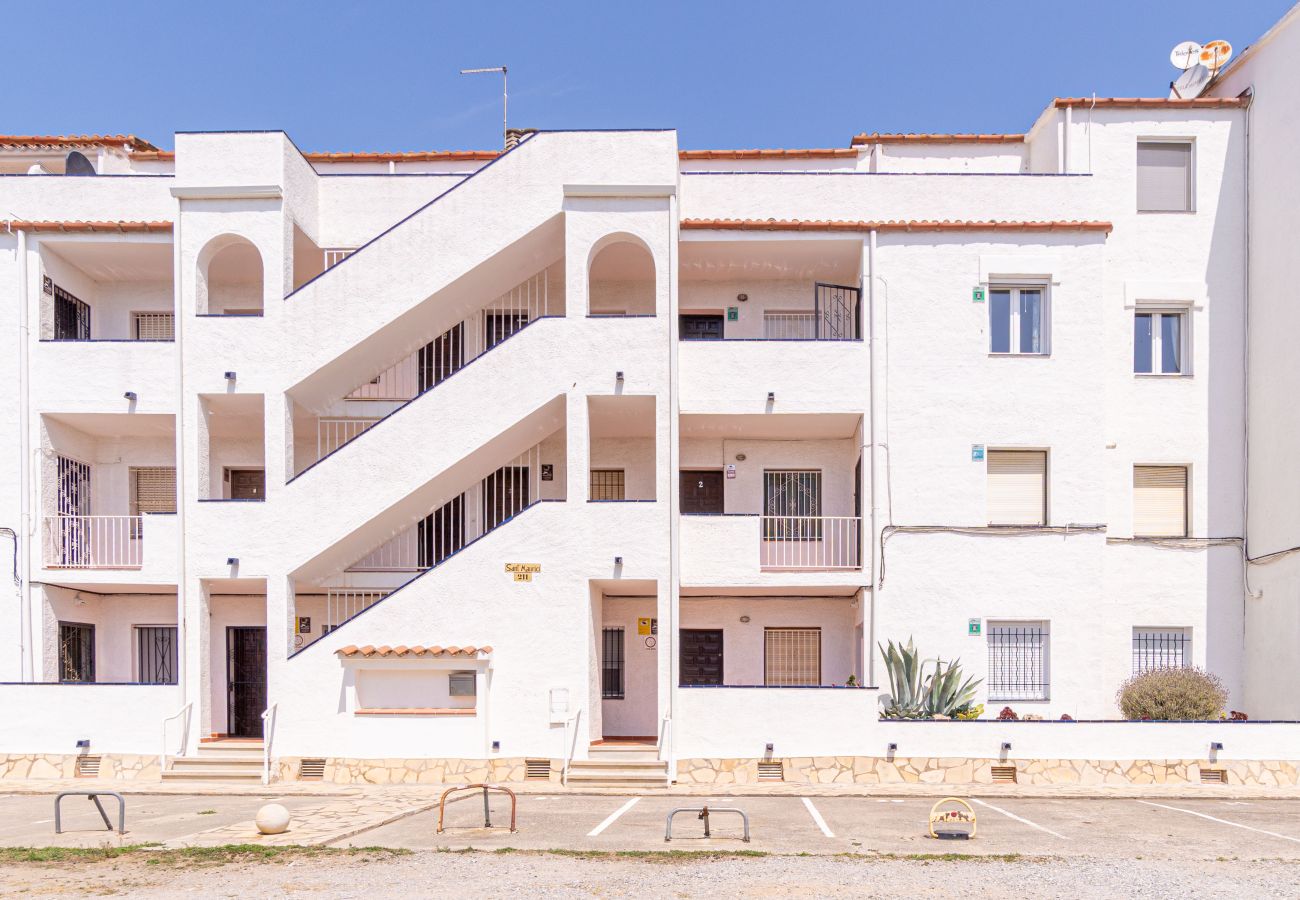 Appartement in Empuriabrava - 0183-SANT MAURICI Appartement met zicht op het kanaal en parkeerplaats