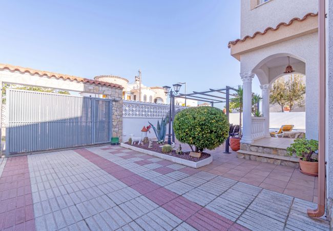 Villa in Empuriabrava - 0007-REQUESENS Huis met privé-zwembad en wifi Villa in Empuriabrava - 0007-REQUESENS Huis met privé-zwembad en wifi